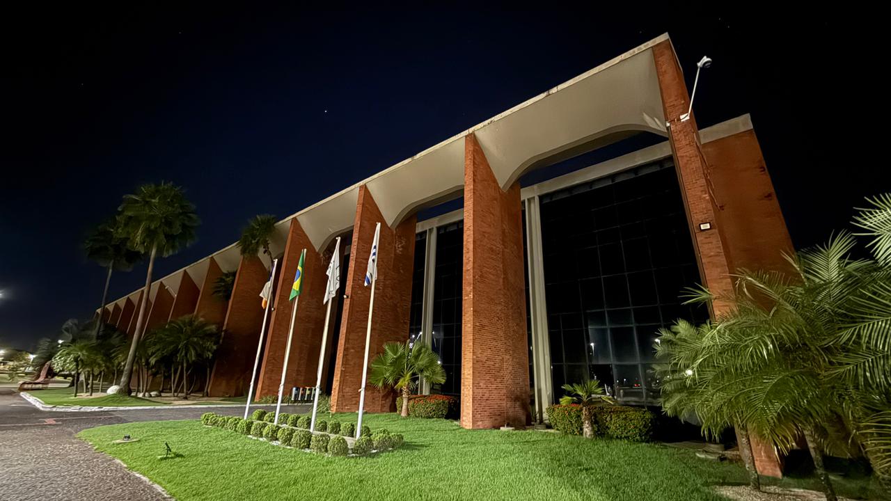 Fachada do TJTO com arcos em tijolinho expostos e vidros. O prédio está com luzes apagadas em adesão à campanha a Hora do Planeta