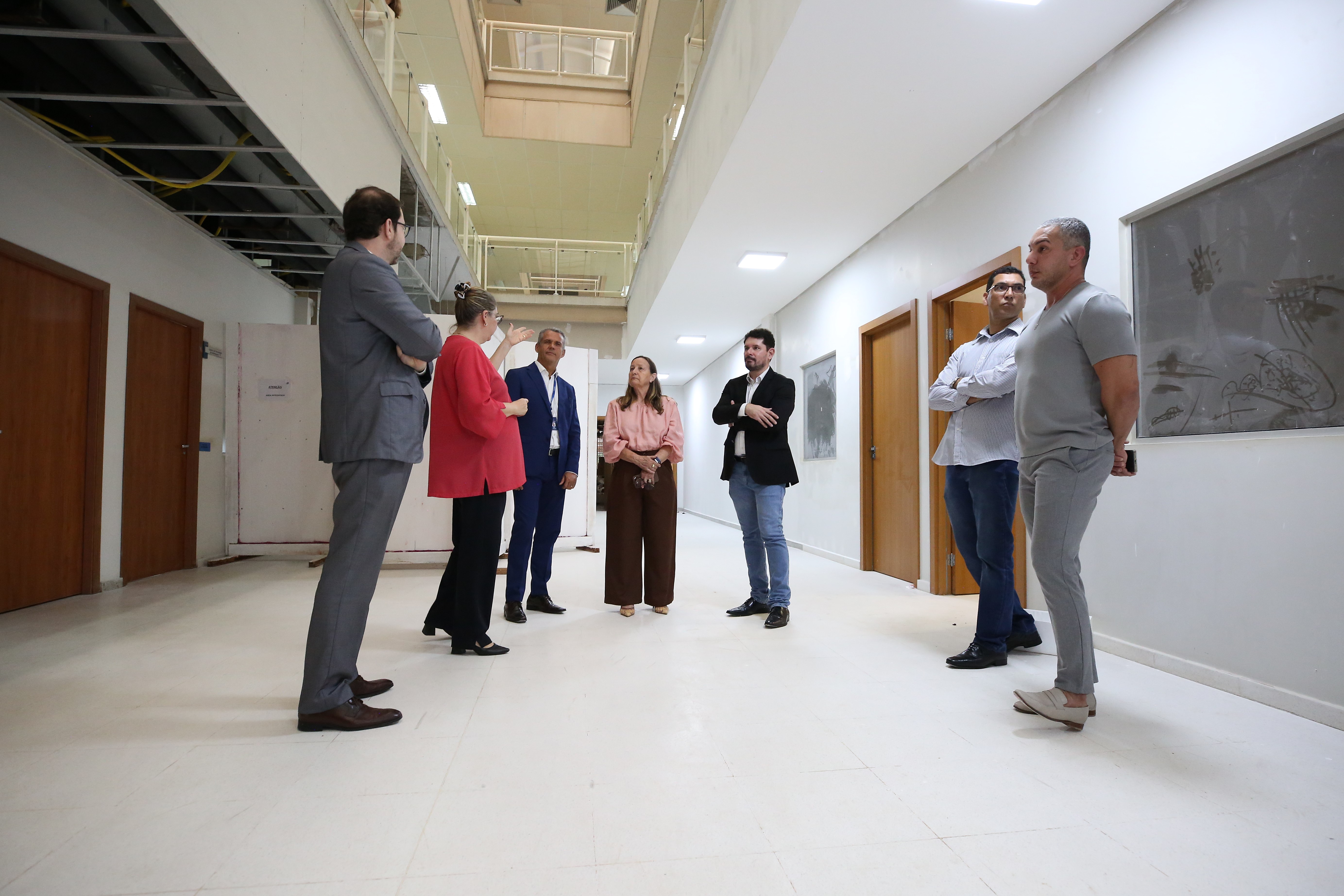 Grupo de pessoas participa de vistoria da obra de reforma em corredor interno do Fórum de Palmas