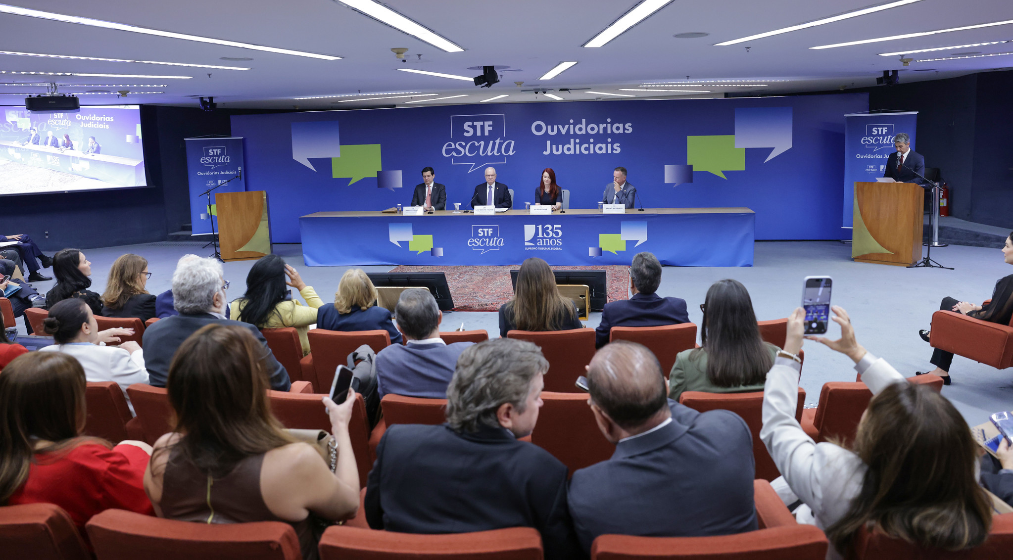 A imagem mostra auditório com autoridades, magistrados e representantes de tribunais durante a 4ª edição do STF Escuta, em Brasília. O evento reúne ouvidorias judiciais de todo o país para fortalecer o diálogo institucional e compartilhar boas práticas no Judiciário.