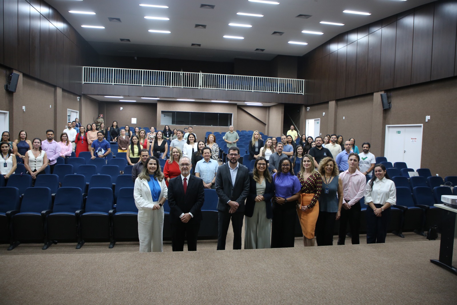A imagem mostra participantes da Semana da Gestão de Excelência reunidos em auditório, em Araguaína, durante foto institucional com magistrados(as), servidores(as) e equipes do Poder Judiciário. O ambiente conta com poltronas azuis, iluminação moderna e estrutura ampla.