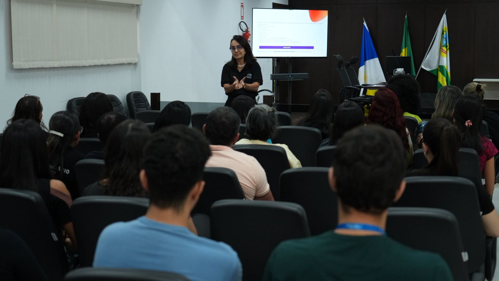 A desembargadora Hélvia Túlia Sandes Pedreira conduz roda de conversa com magistrados(as), servidores(as), colaboradores(as) e estagiários(as) durante a abertura da V Semana Nacional de Combate ao Assédio Sexual, Moral e a Toda Forma de Discriminação, realizada na Comarca de Paraíso do Tocantins. O encontro promoveu diálogo e conscientização sobre práticas abusivas e a construção de ambientes institucionais mais seguros e respeitosos.