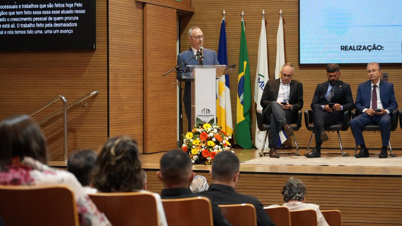 O corregedor-geral da Justiça, desembargador Pedro Nelson de Miranda Coutinho, fala durante a abertura do VIII Seminário sobre Políticas Públicas de Tratamento Adequado de Conflitos e IX Encontro dos Cejuscs, no auditório do TJTO, em Palmas.