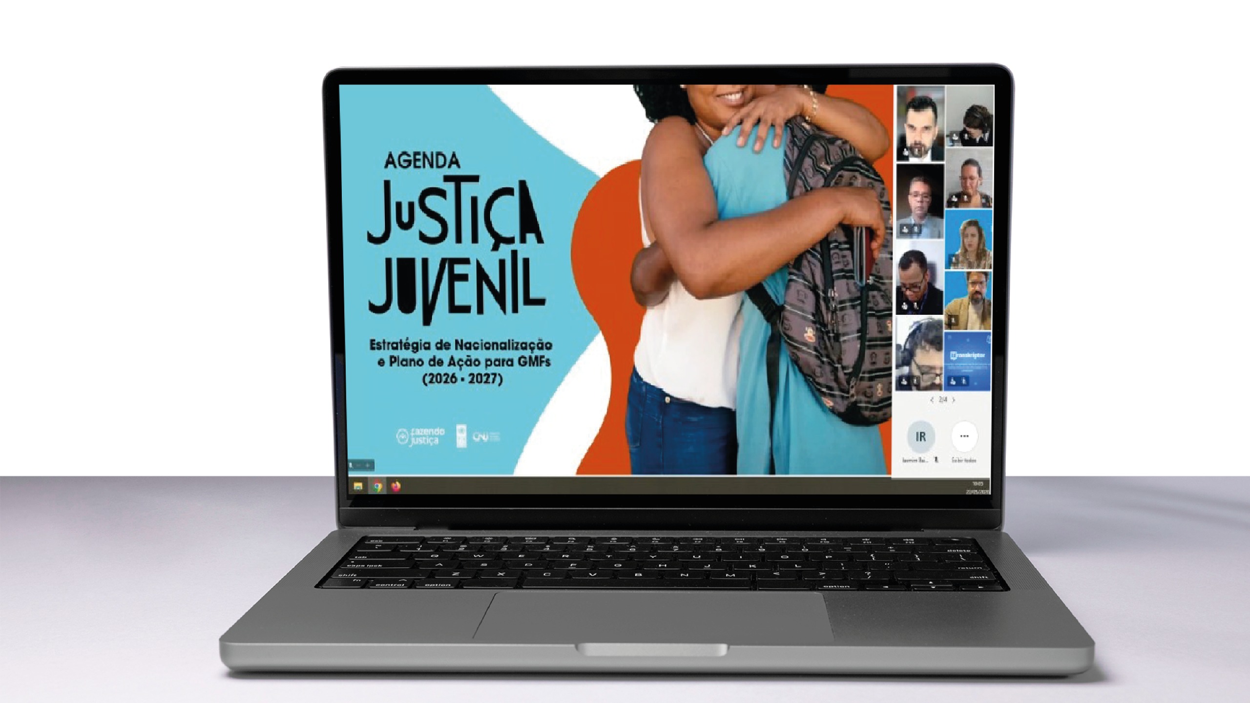 A imagem mostra um notebook com a tela aberta em uma videoconferência sobre a “Agenda Justiça Juvenil”. Na apresentação aparecem duas pessoas se abraçando, enquanto, ao lado, há participantes conectados virtualmente. O material aborda estratégias e ações voltadas aos GMFs para os anos de 2026 e 2027