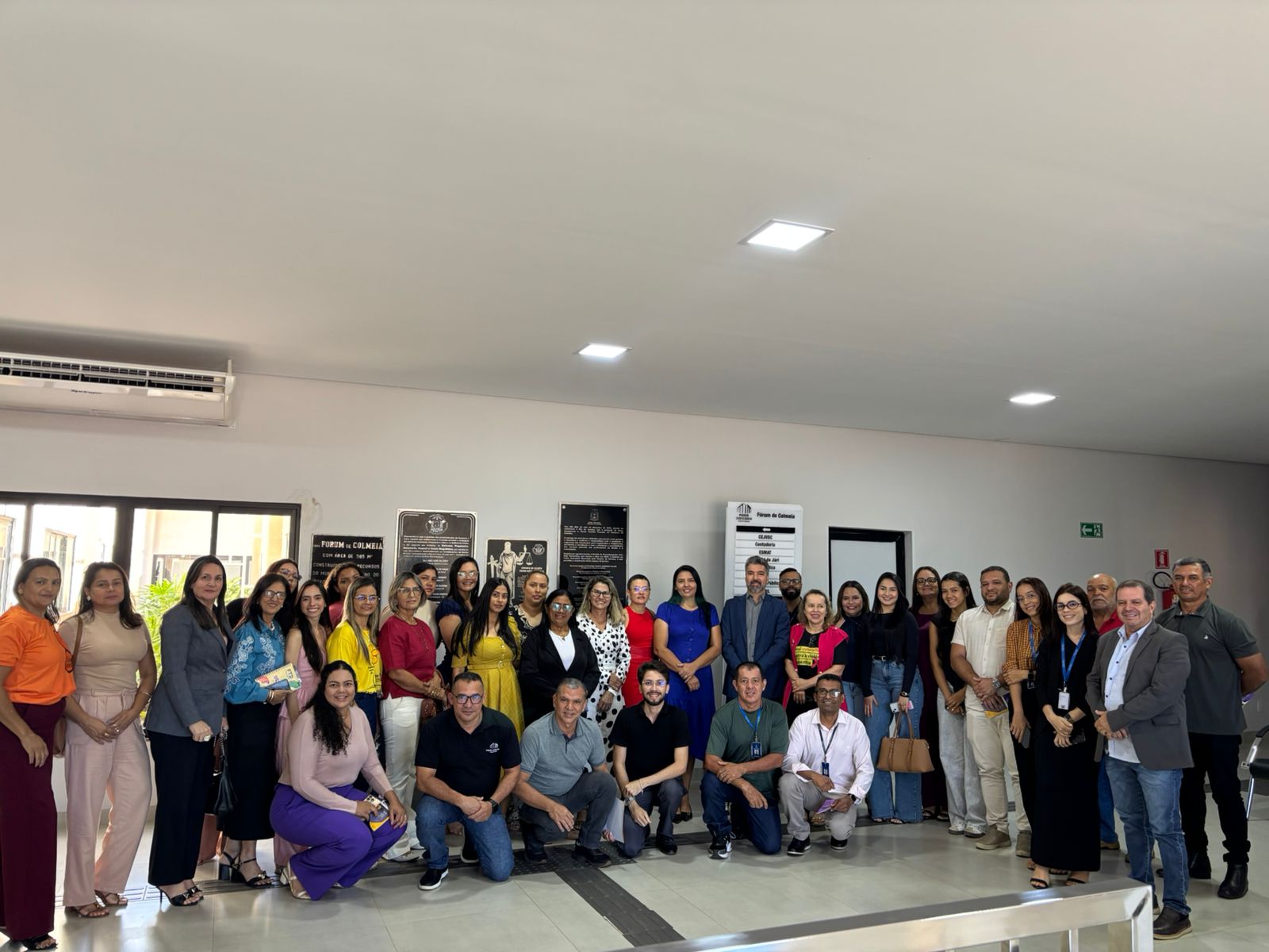 A juíza Cirlene Maria de Assis e o juiz diretor do Fórum de Colmeia, Marcelo Rostirola, posam ao lado de integrantes da rede de proteção à mulher durante agenda institucional realizada no Fórum da Comarca de Colmeia.