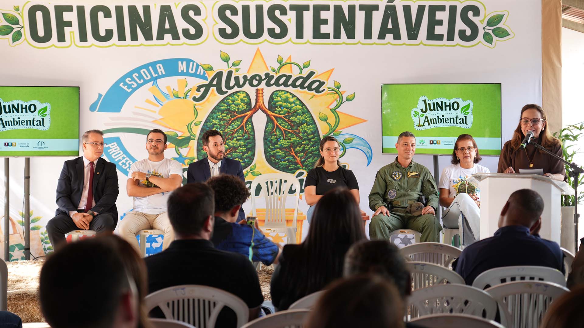 Imagem mostra pessoas em dispositivo de honra na abertura do projeto Alvorada Sustentável