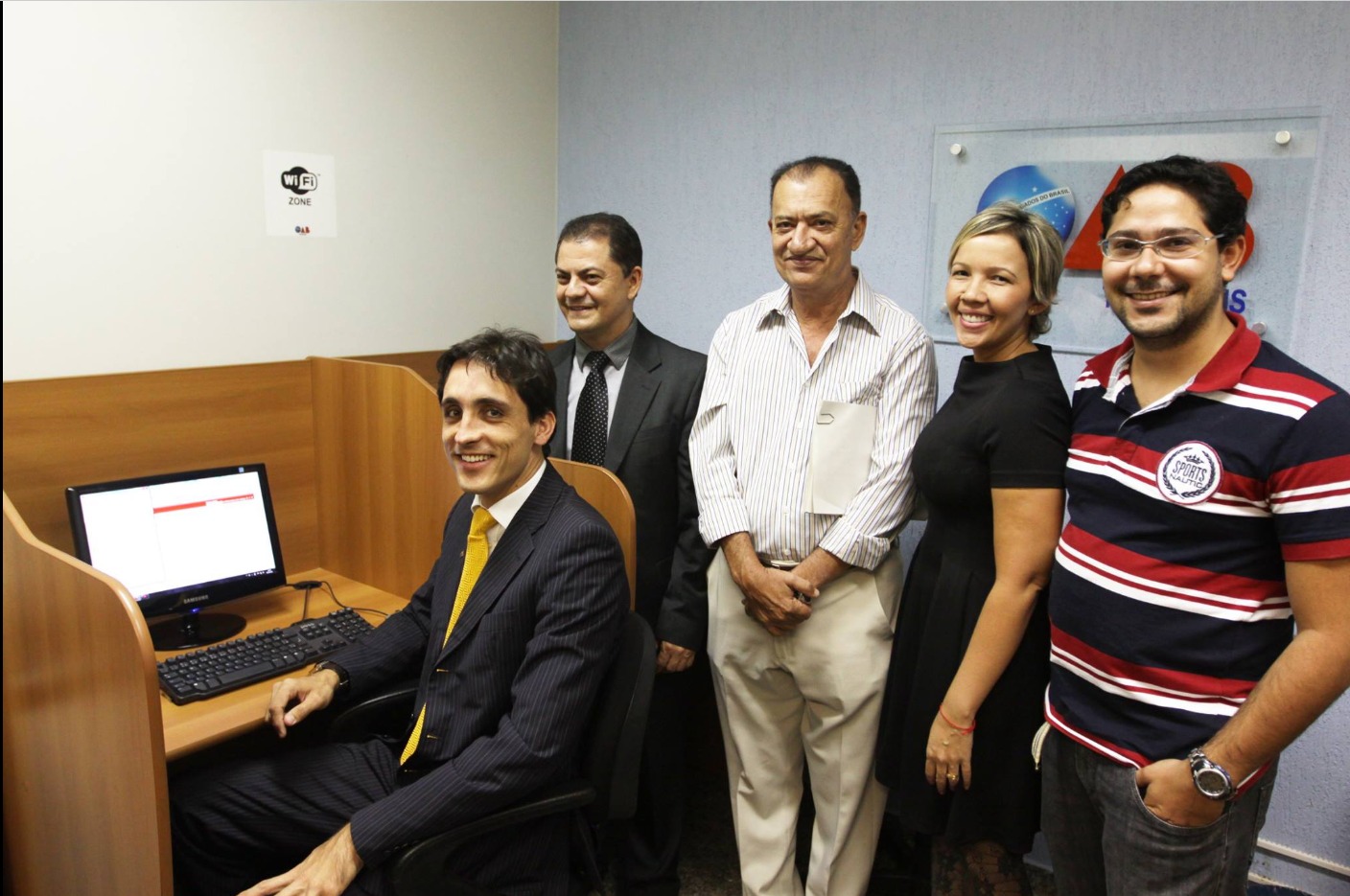 Registro histórico da implantação do eproc reúne magistrados, servidores e representantes do sistema de justiça durante demonstração do sistema eletrônico em ambiente de trabalho.