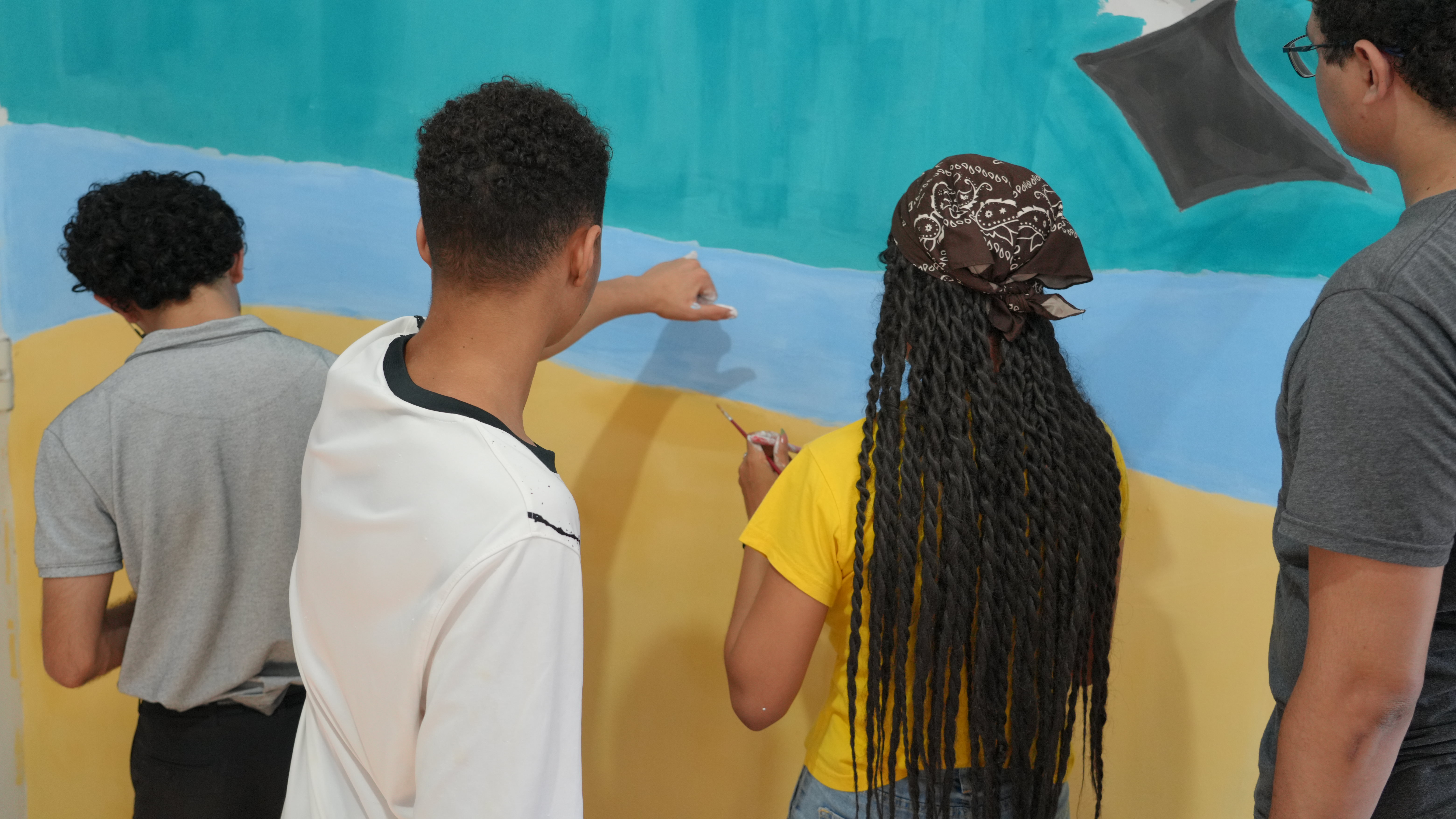Adolescente em cumprimento de medida socioeducativa participa da pintura do mural que transforma a recepção do Case de Palmas