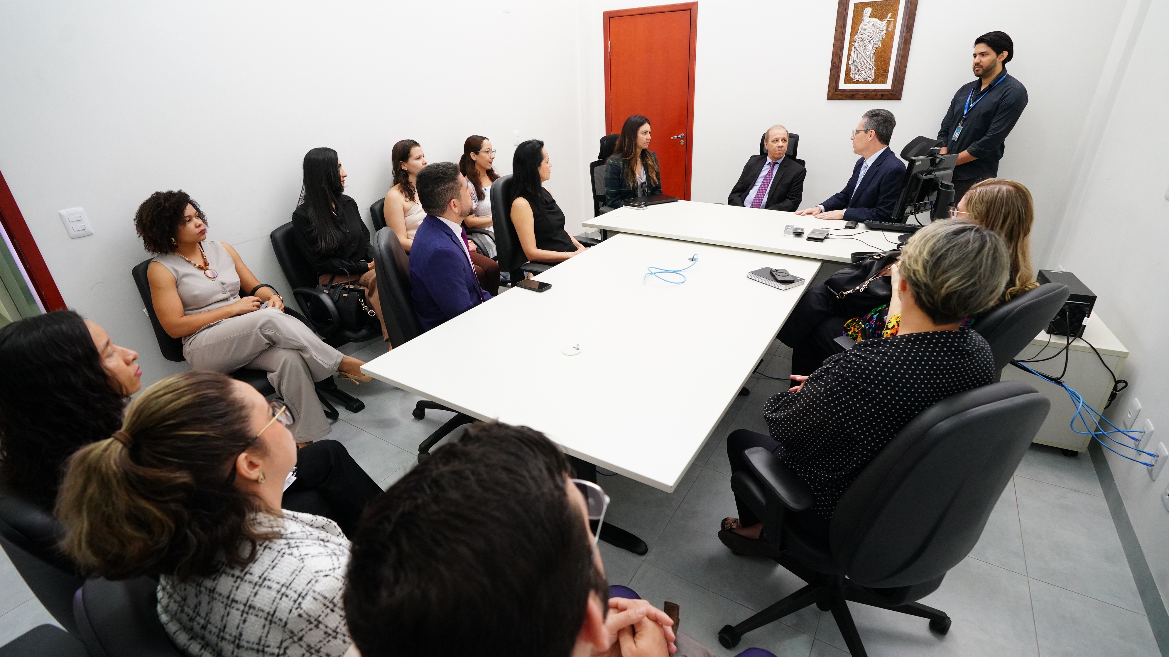 A imagem mostra integrantes do Grupo de Monitoramento e Fiscalização do Sistema Carcerário e Socioeducativo do Tocantins (GMF), representantes do Conselho Nacional de Justiça (CNJ) e demais autoridades reunidos em uma sala de reuniões durante agenda institucional realizada em Palmas.  Sentados ao redor de uma mesa, os participantes discutem ações voltadas ao fortalecimento da Justiça Juvenil, das alternativas penais e das políticas públicas relacionadas aos sistemas socioeducativo e prisional no Tocantins.