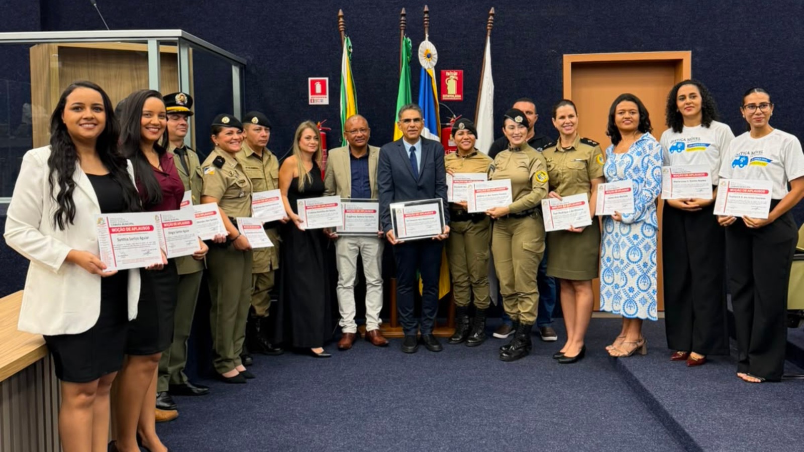 Equipe da Justiça Móvel de Trânsito recebe Moção de Aplausos durante solenidade na Câmara Municipal de Gurupi. Os homenageados exibem os certificados concedidos em reconhecimento aos serviços prestados à população.