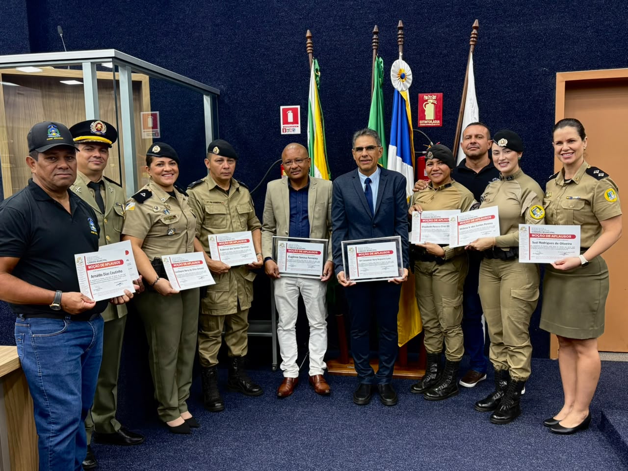 Equipe da Justiça Móvel de Trânsito recebe Moção de Aplausos durante solenidade na Câmara Municipal de Gurupi. Os homenageados exibem os certificados concedidos em reconhecimento aos serviços prestados à população.