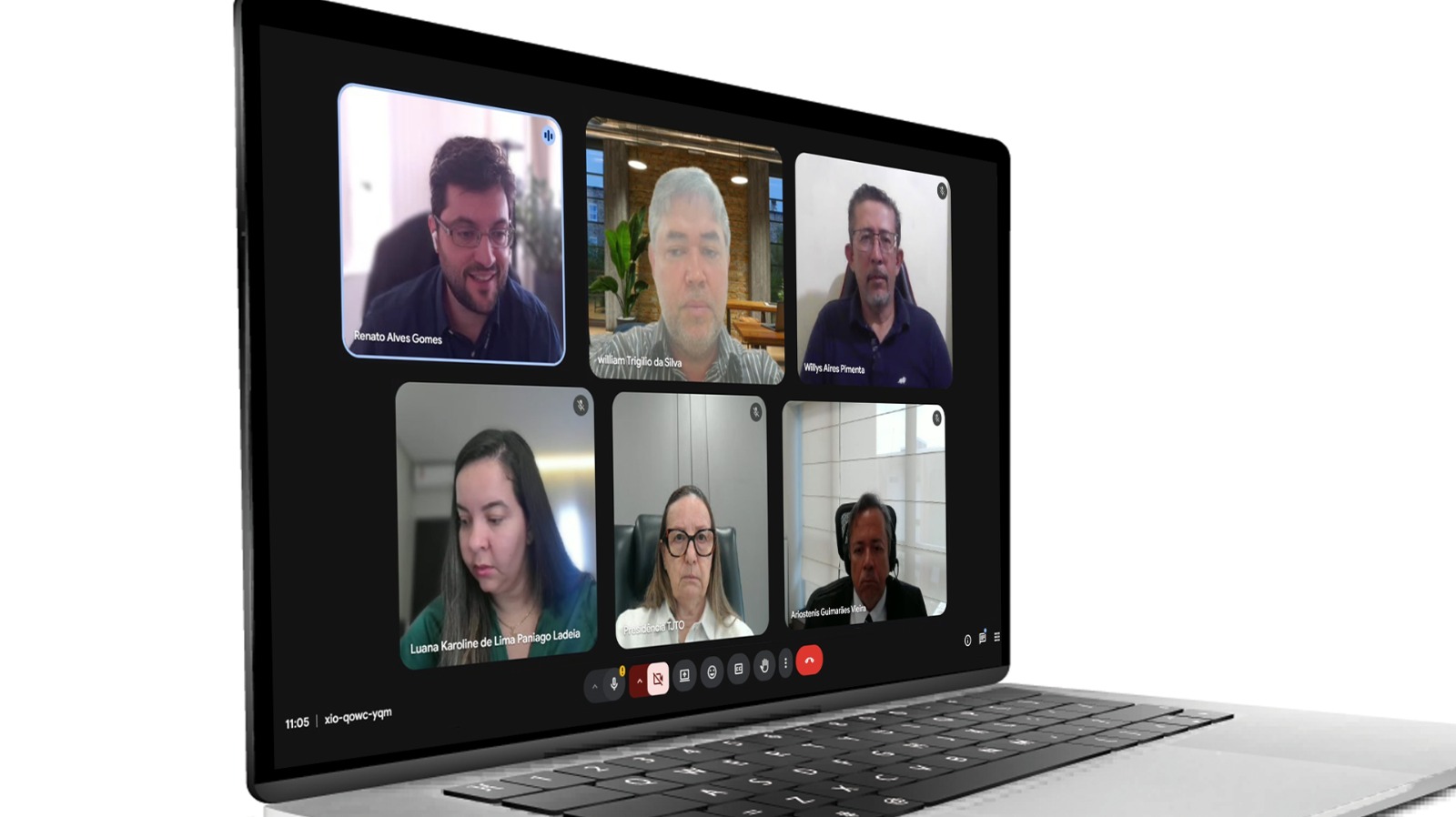 A imagem mostra a tela de um notebook exibindo uma videoconferência com seis participantes organizados em janelas individuais, durante reunião preparatória para as primeiras edições do programa JUS em Ação em 2026.