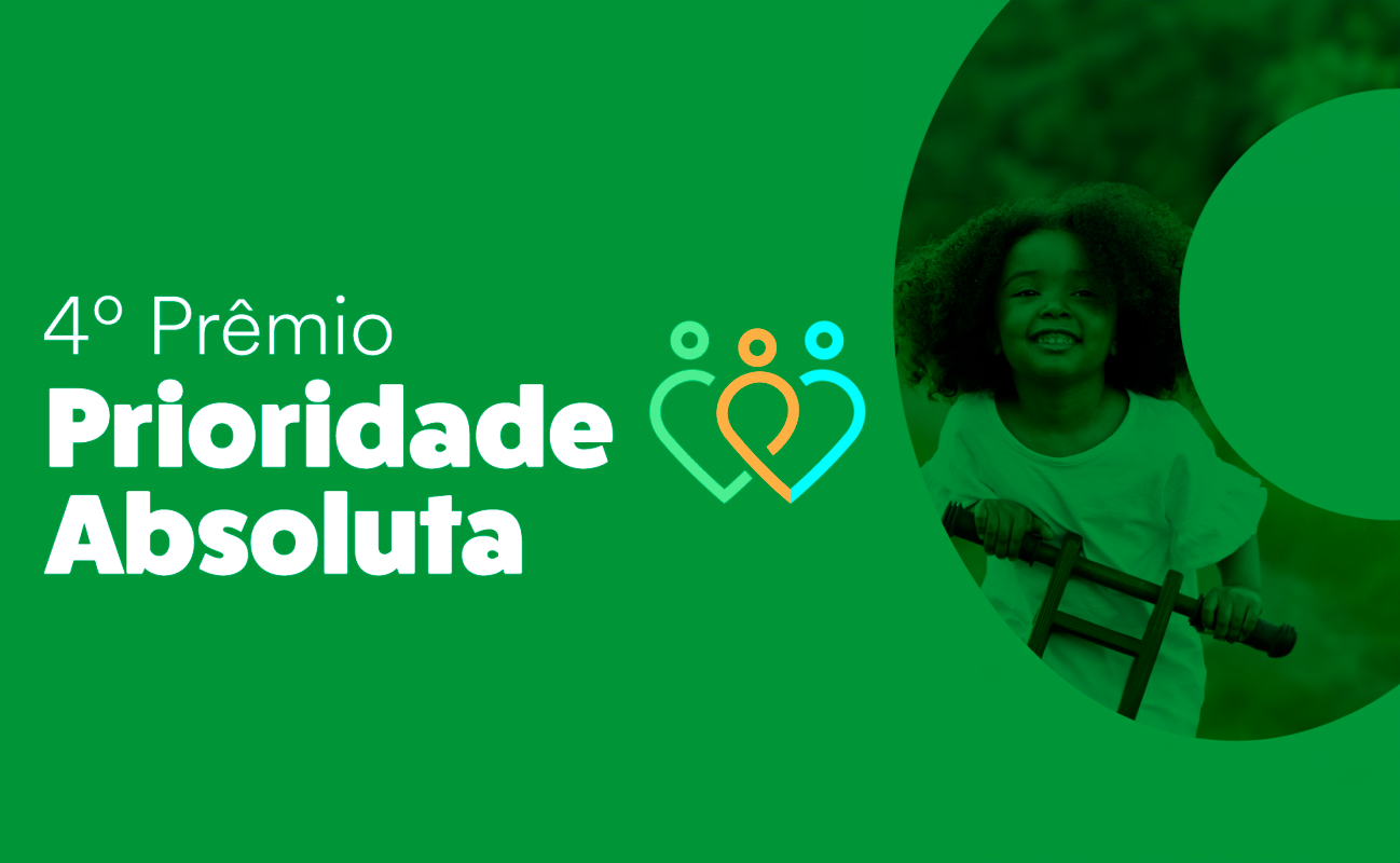 Imagem em fundo verde com os seguintes dizeres: 4º Prêmio Prioridade Absoluta;  à direita uma imagem de uma criança brincando e a logo do prêmio