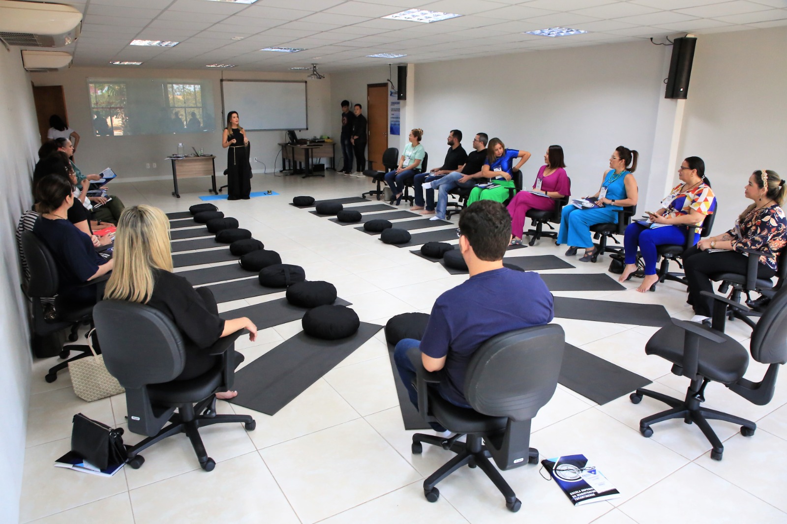 Magistrados e Servidores reunidos para um curso de Mindfulness