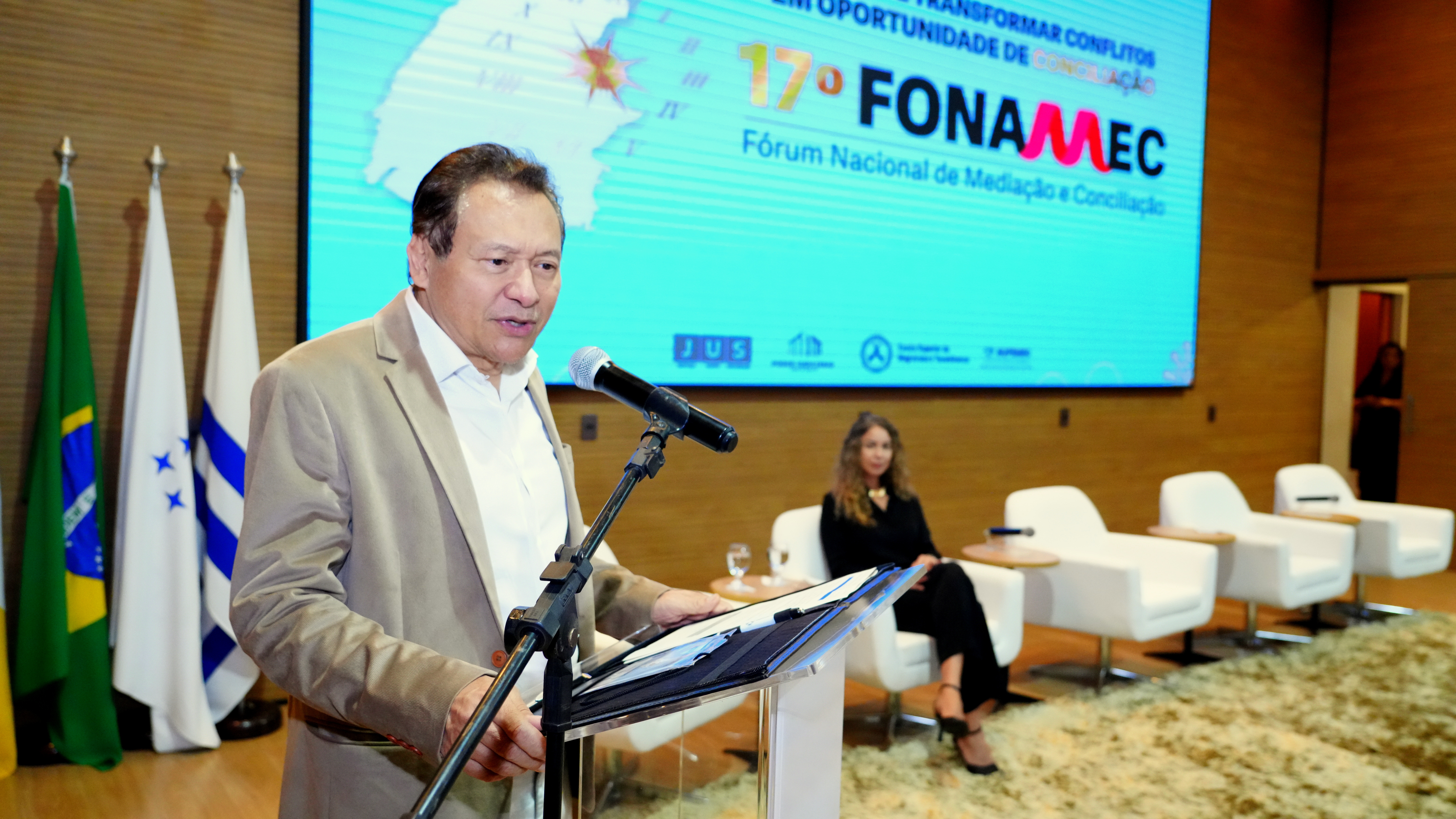 Desembargador Mário Roberto Kono de Oliveira, do TJMT, que estava no palco do auditório do Palácio Rio Tocantins