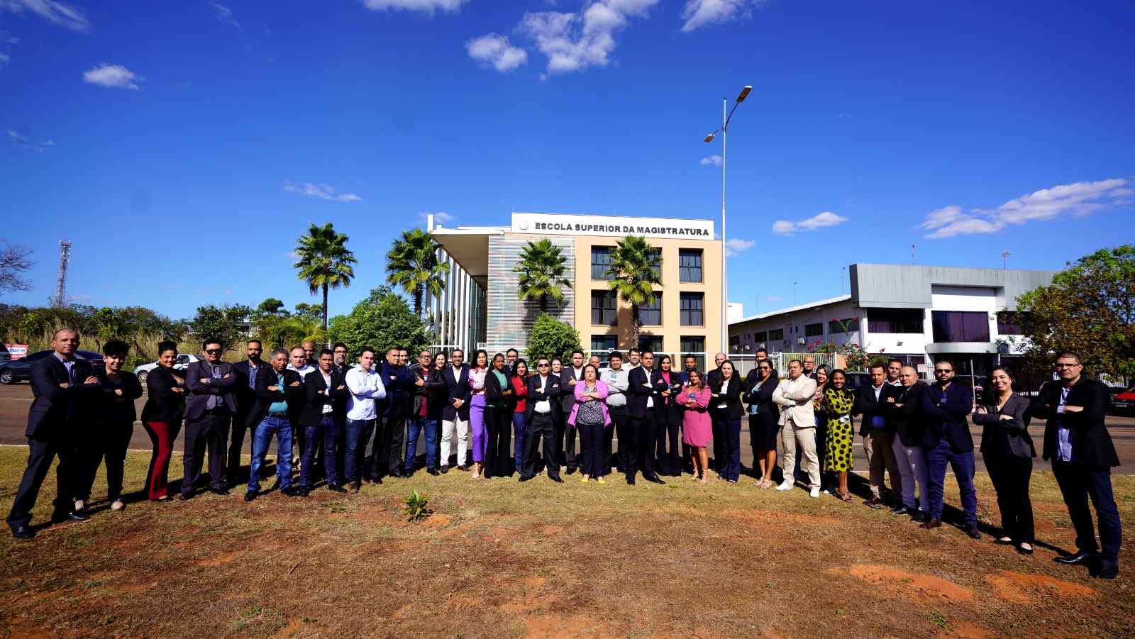 Participantes do Curso de Segurança Orgânica posando para foto em frente a ESMAT