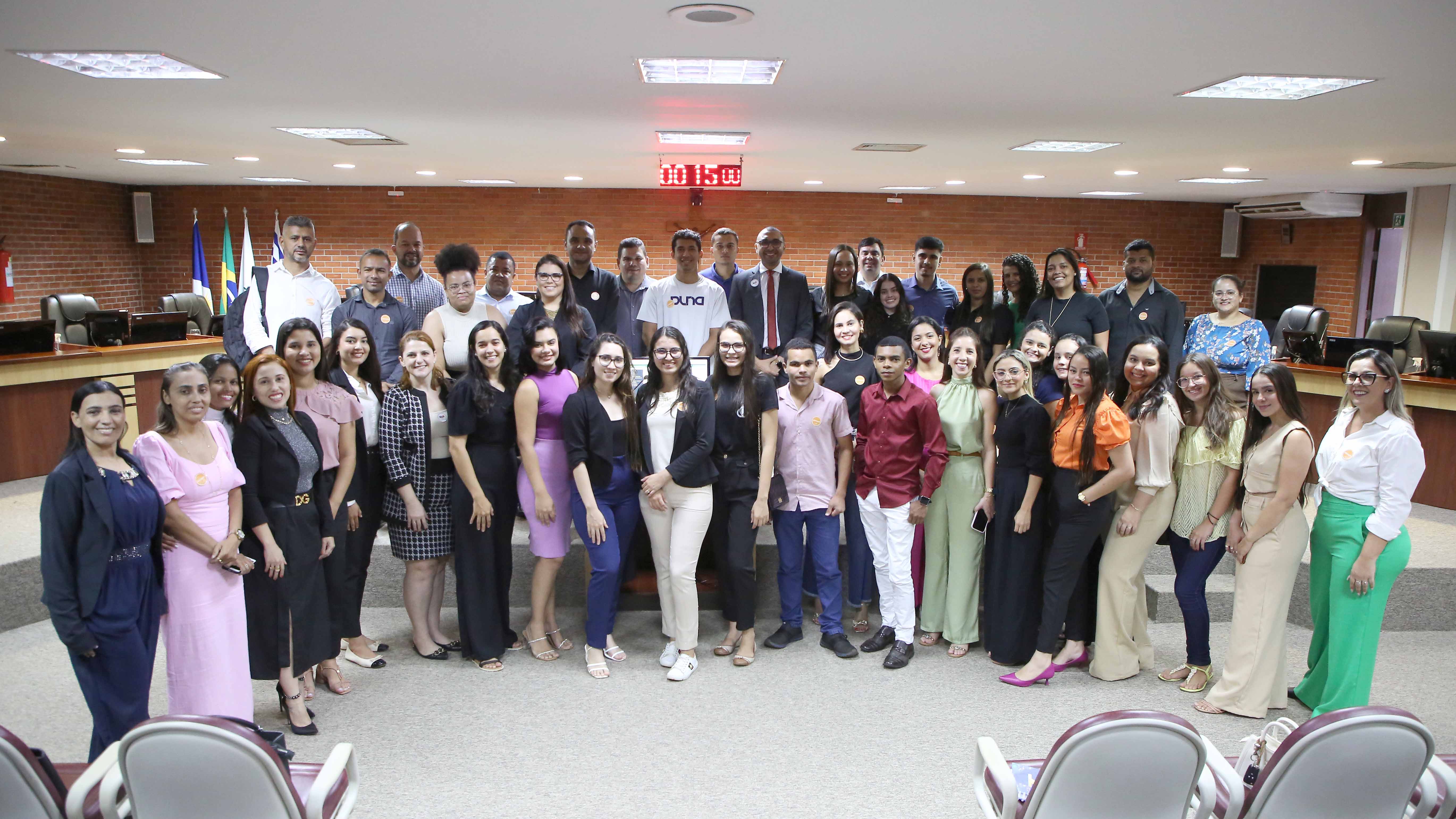 Pessoas posam para foto em Tribunal do Pleno