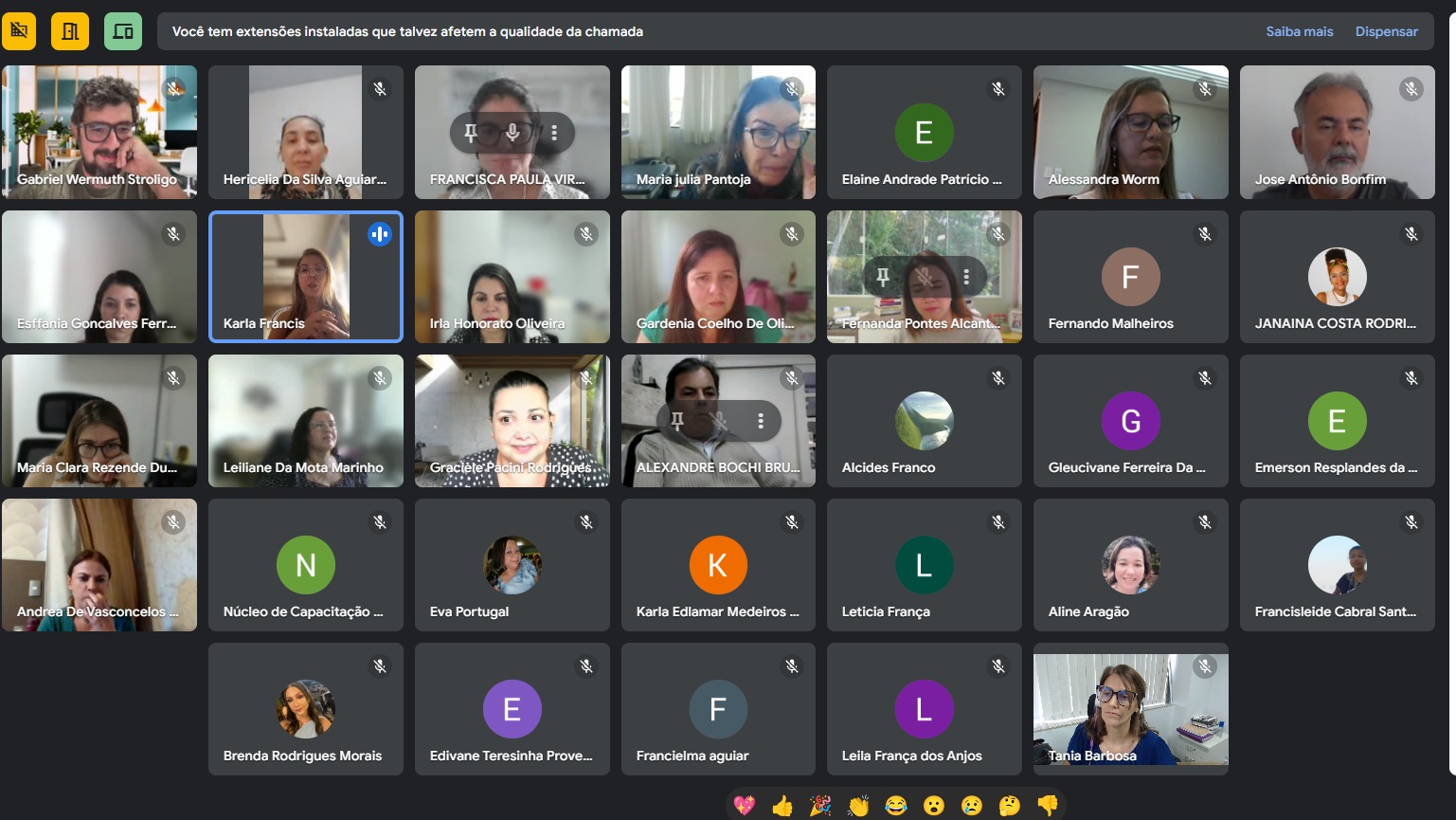 Imagem de uma captura de tela com muitas pessoas assistindo ao Workshop de forma EaD, alguns estão com a câmera aberta mostrando seus rostos e outros estão com a câmera desligada.