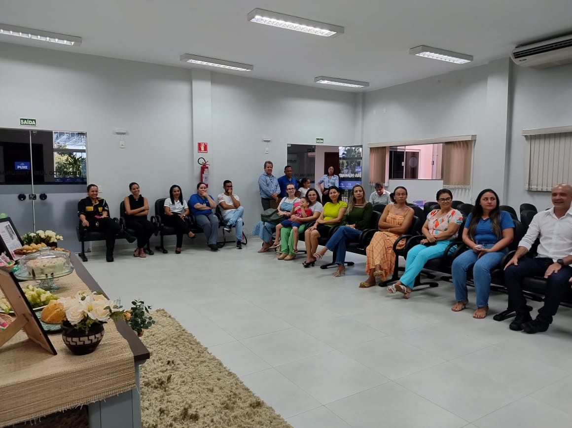Mulheres sentadas em sala enquanto participam de uma ação do Centro de Saúde