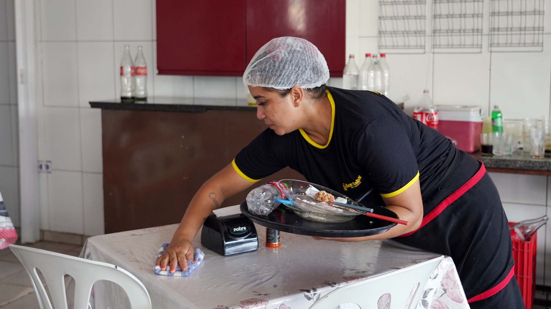 Rúbia Mara trabalha como atendente em um restaurante e continua fazendo cursos de qualificação e curso de graduação 