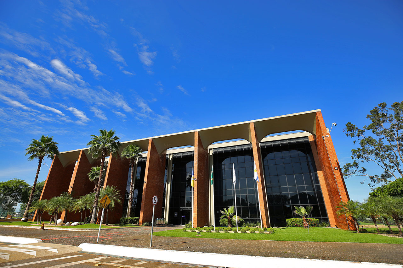 Vista frontal da sede do Tribunal de Justiça do Tocantins, mostrando o Palácio Rio Tocantins de frente, em perspectiva distorcida