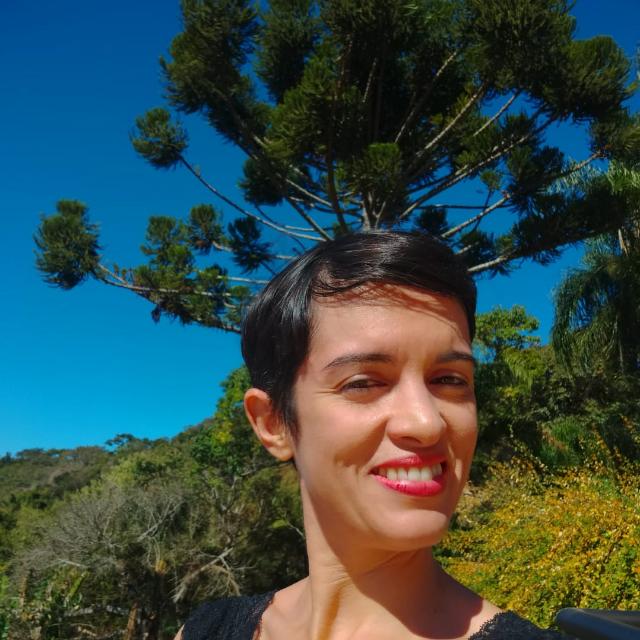 professora Cynthia Mara, uma mulher de cabelos curtos