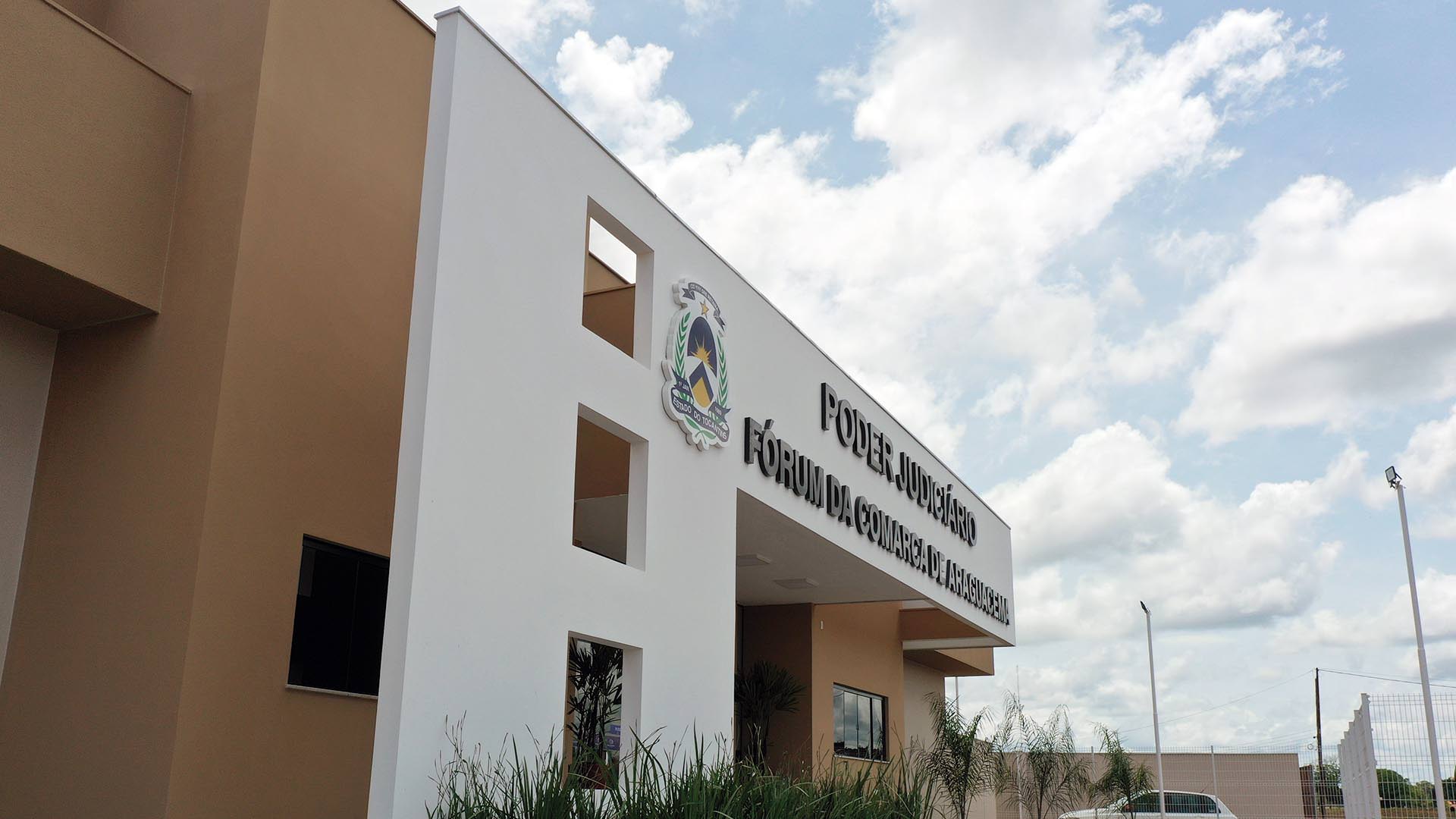 Fachada em branco e marrom com identificação da comarca de Araguacema