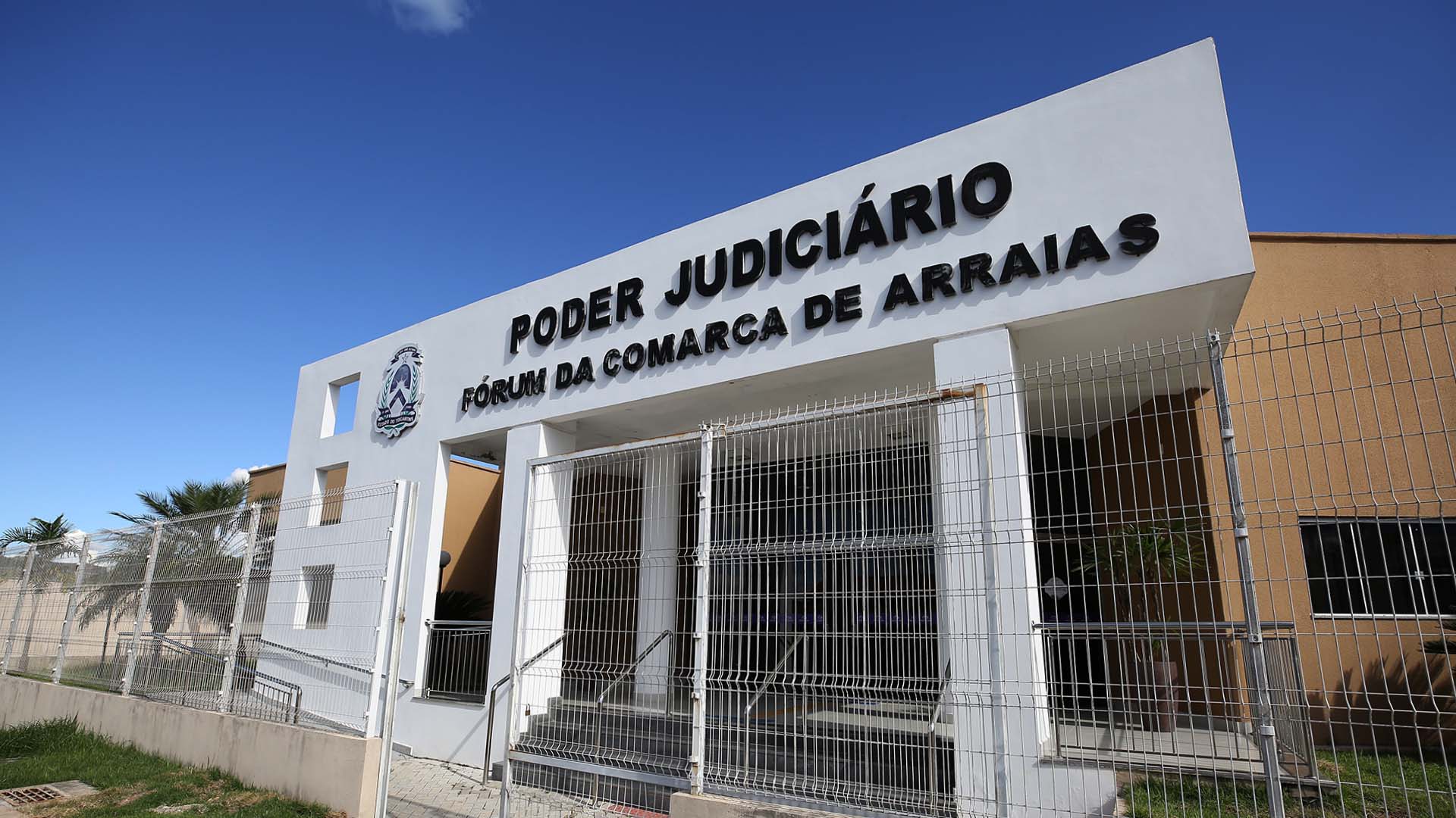 Imagem colorida que mostra a fachada do prédio do Fórum de Arraias 