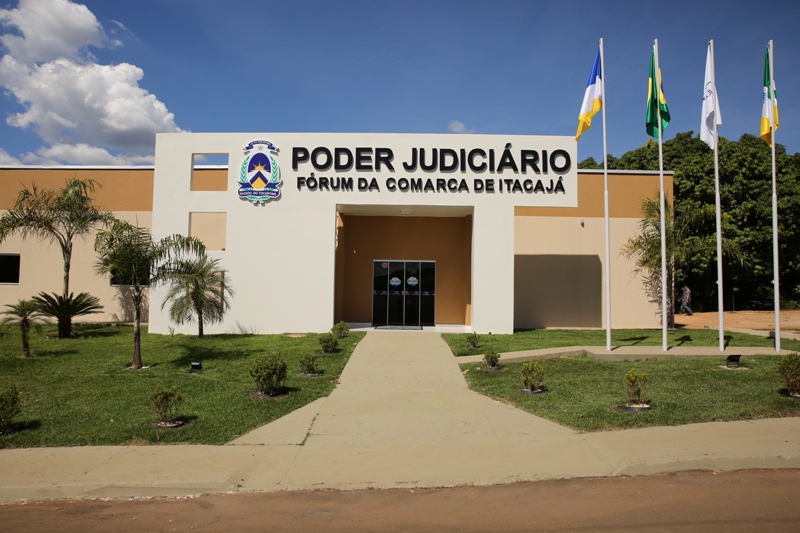Fotografia colorida da frente e da fachada do fórum da Comarca de Itacajá 