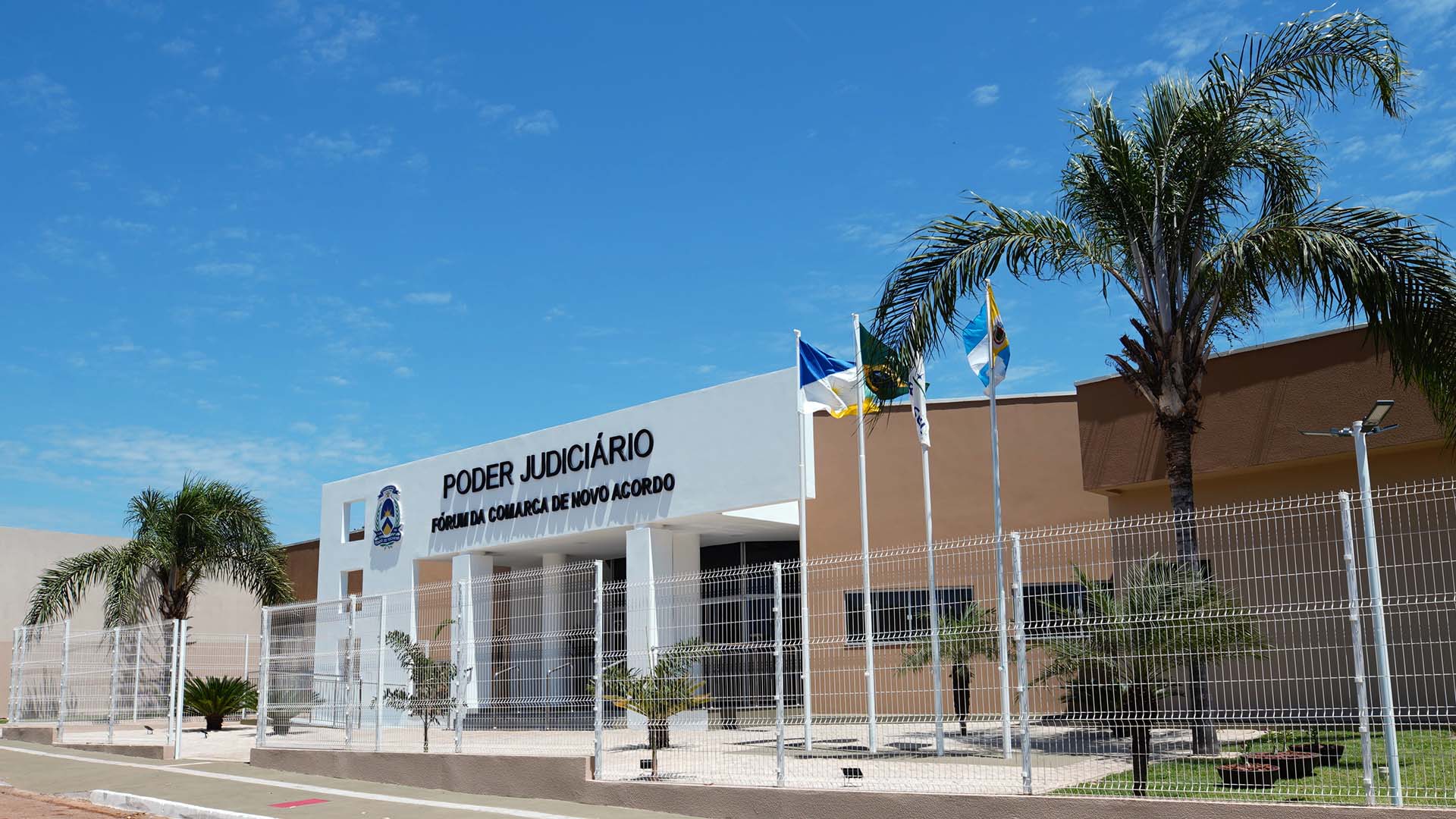 Prédio marrom com bege do fórum de Novo Acordo