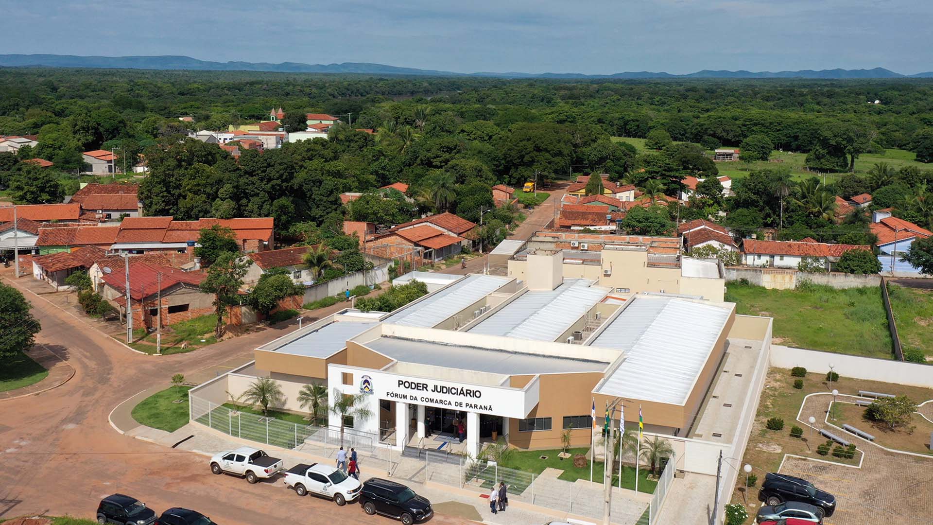 Vista áera da sede do Fórum de Paranã , mostrando o prédio inteiro em meio a uma praça