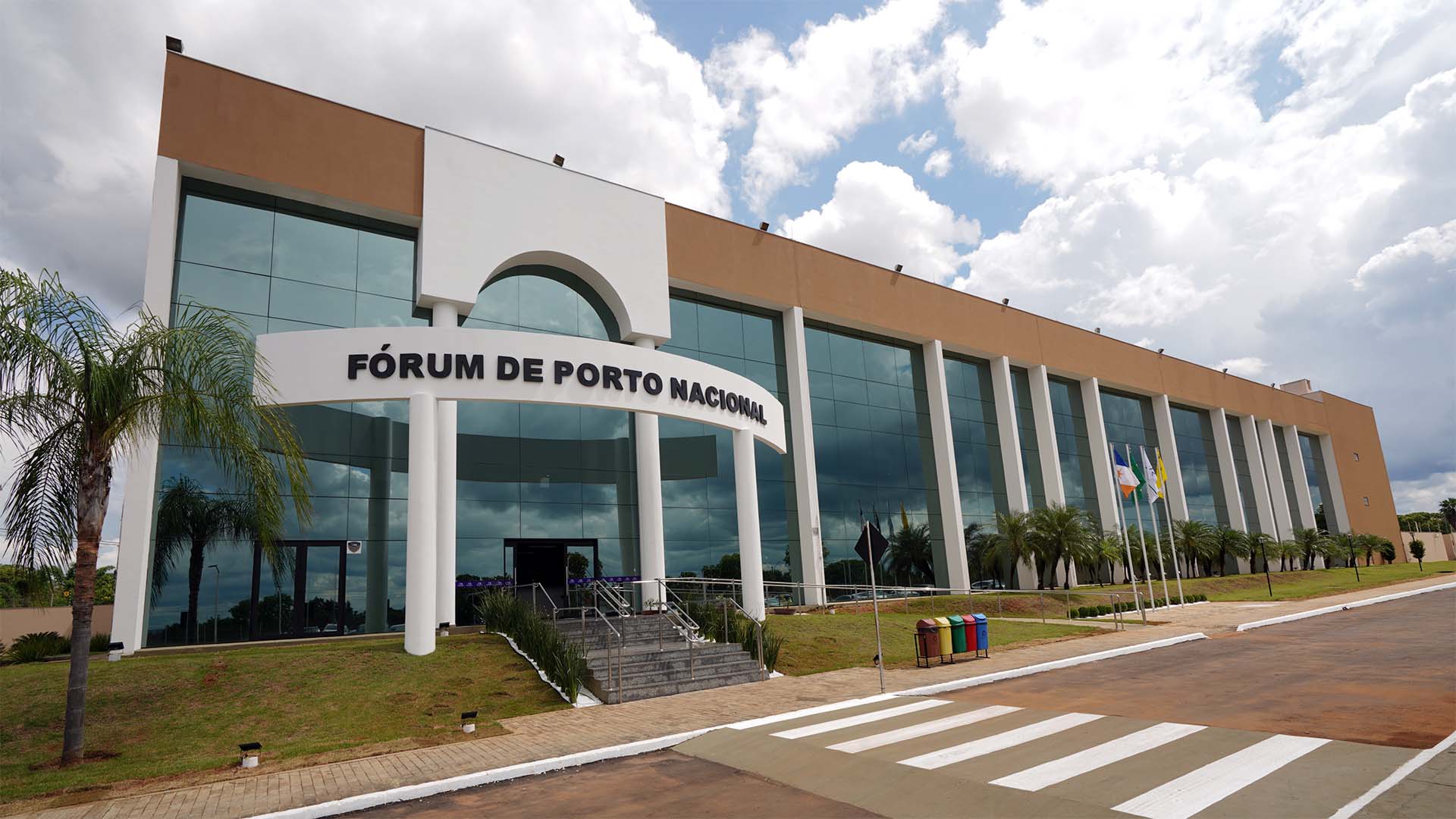 Imagem mostra fachada do prédio da Comarca de Porto Nacional; prédio é branco com faixa marrom e vidros espelhados