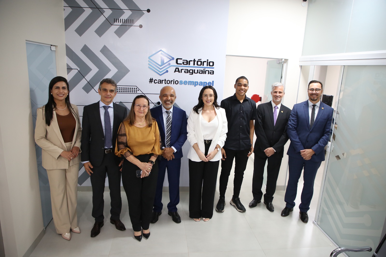 Pessoas posam para foto