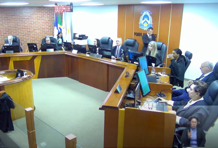Imagem aberta da Câmara Criminal com os desembargadores sentados 