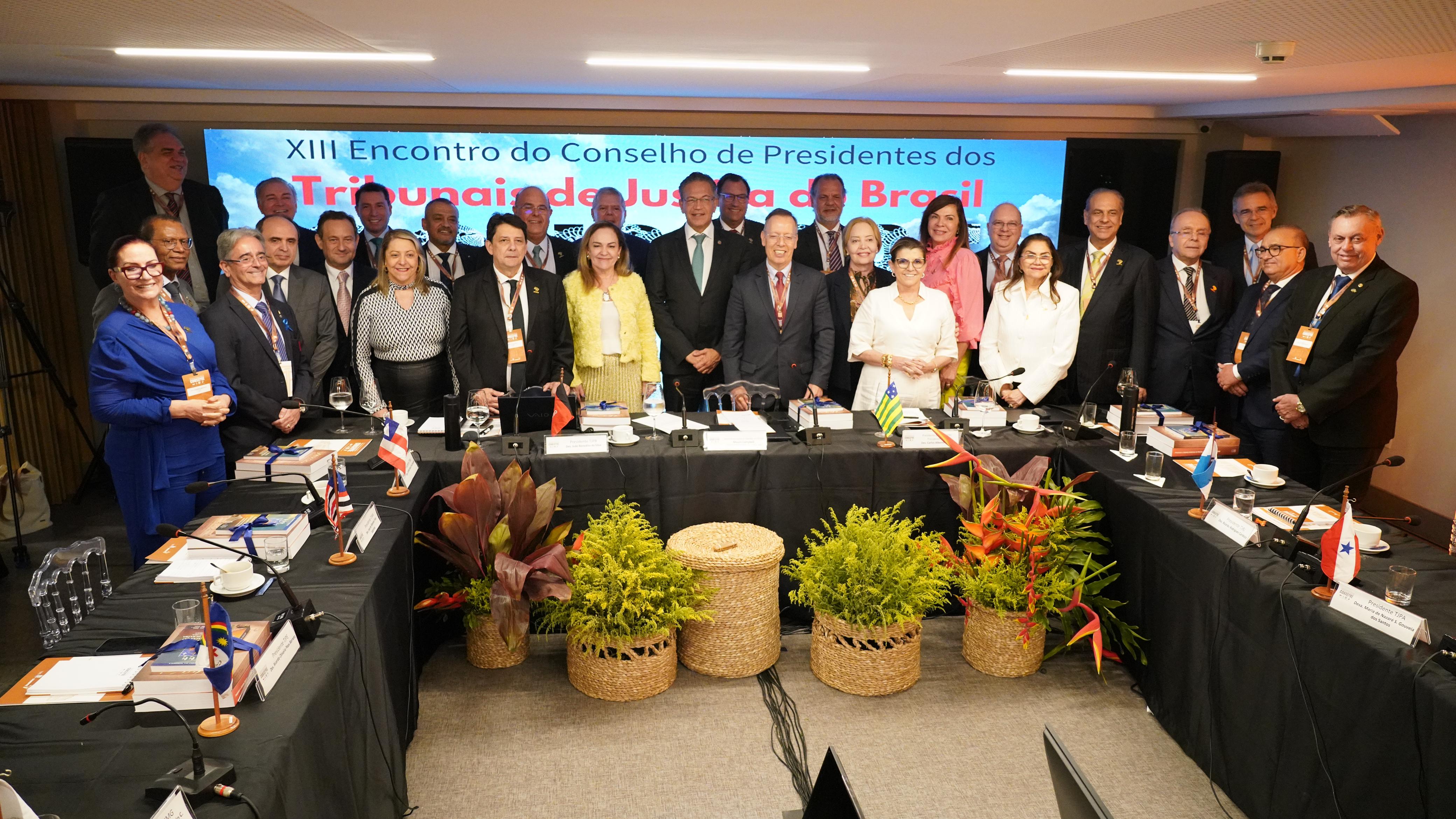 Foto aberta com todos os presidentes de tribunais de justiça de frente posando para a foto