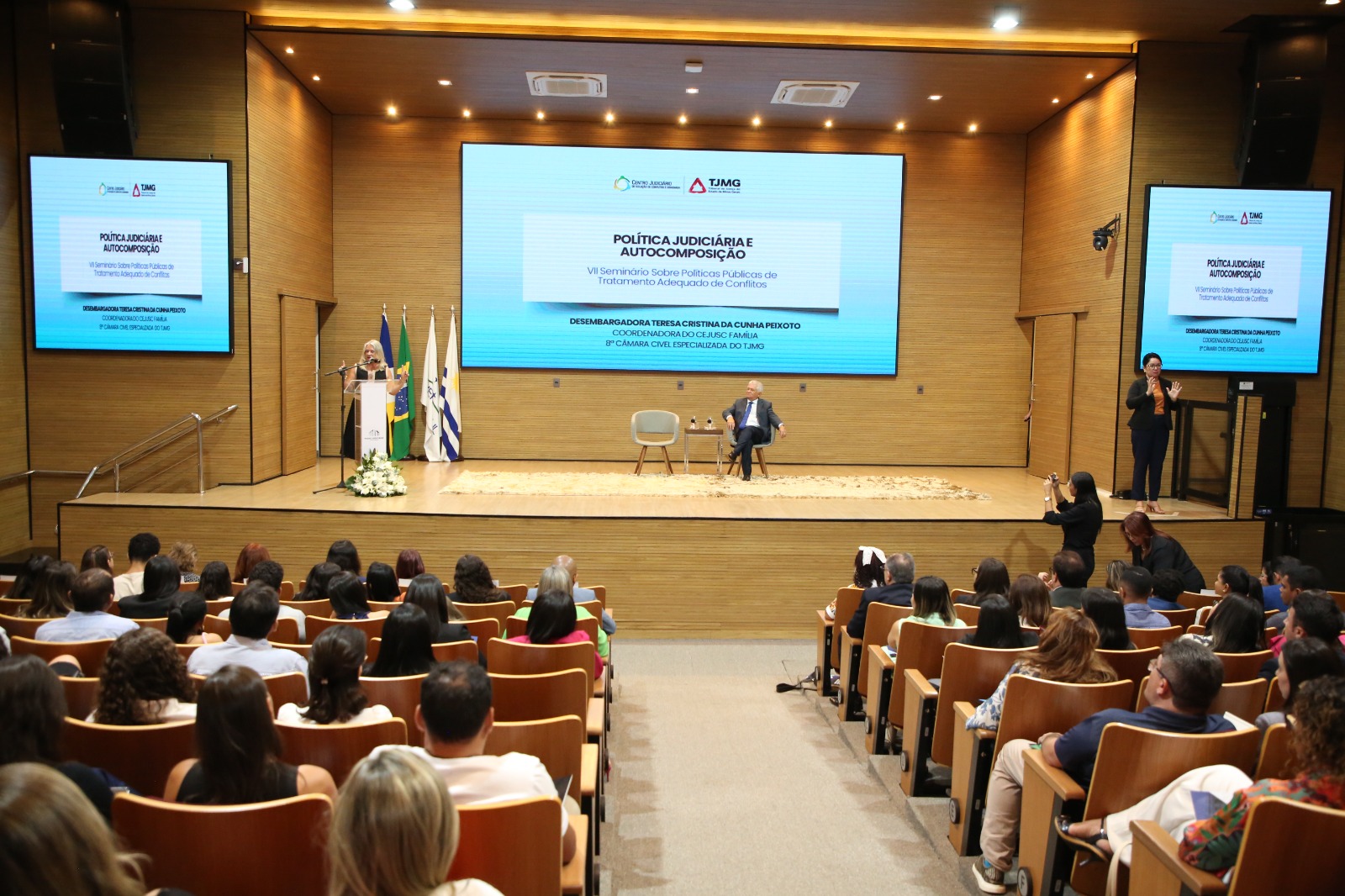 pessoas assistem palestra em auditório