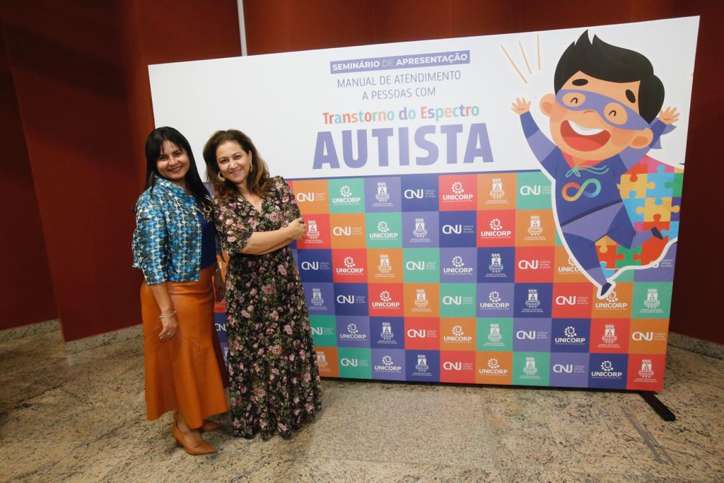 Servidoras do TJTO em evento com personagem ressaltando os direitos de pessoas com autismo