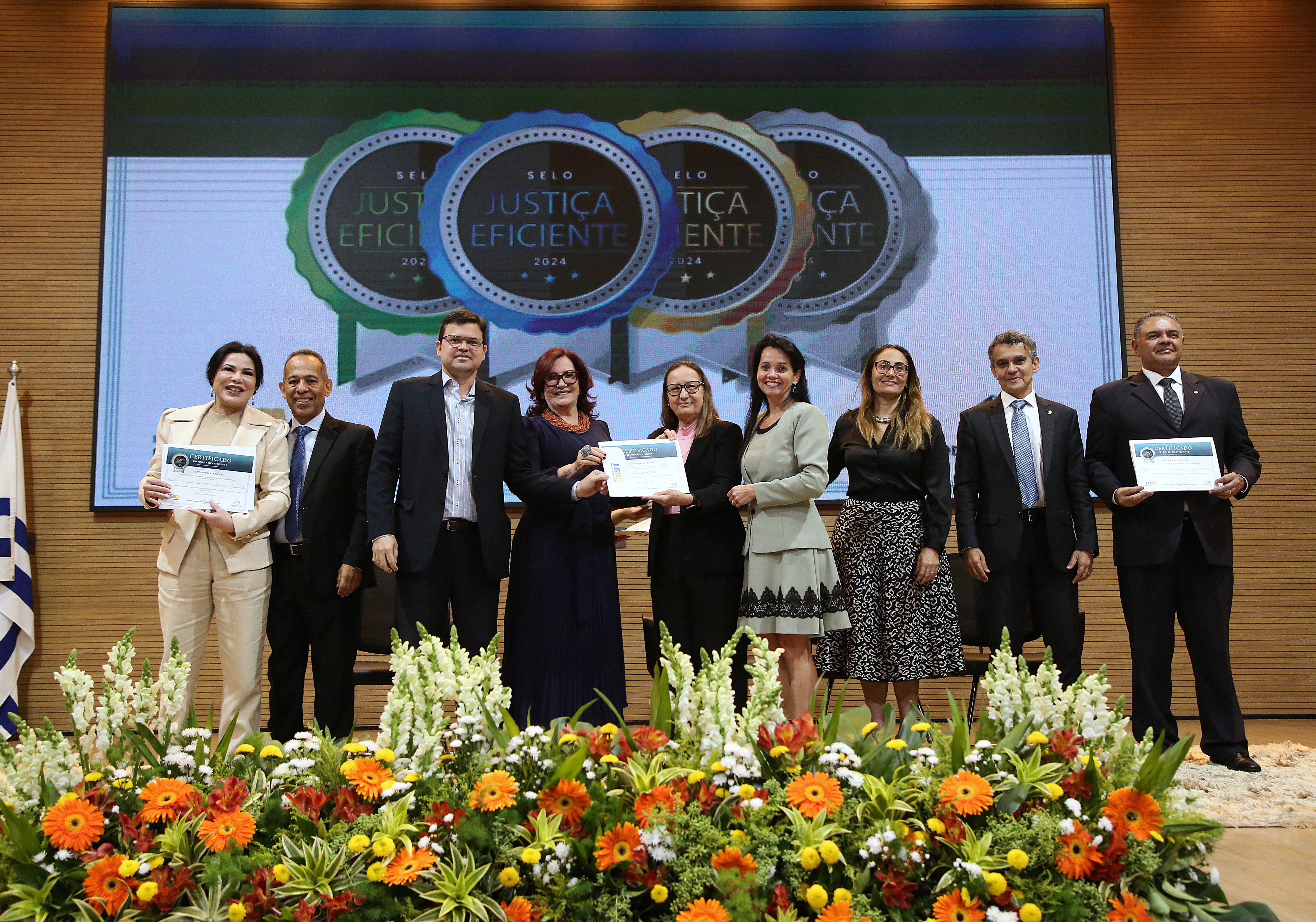 Imagem mostra os vencedores dos prêmios Justiça Eficiente e Selo Verde recebendo os certificados no auditório do TJTO