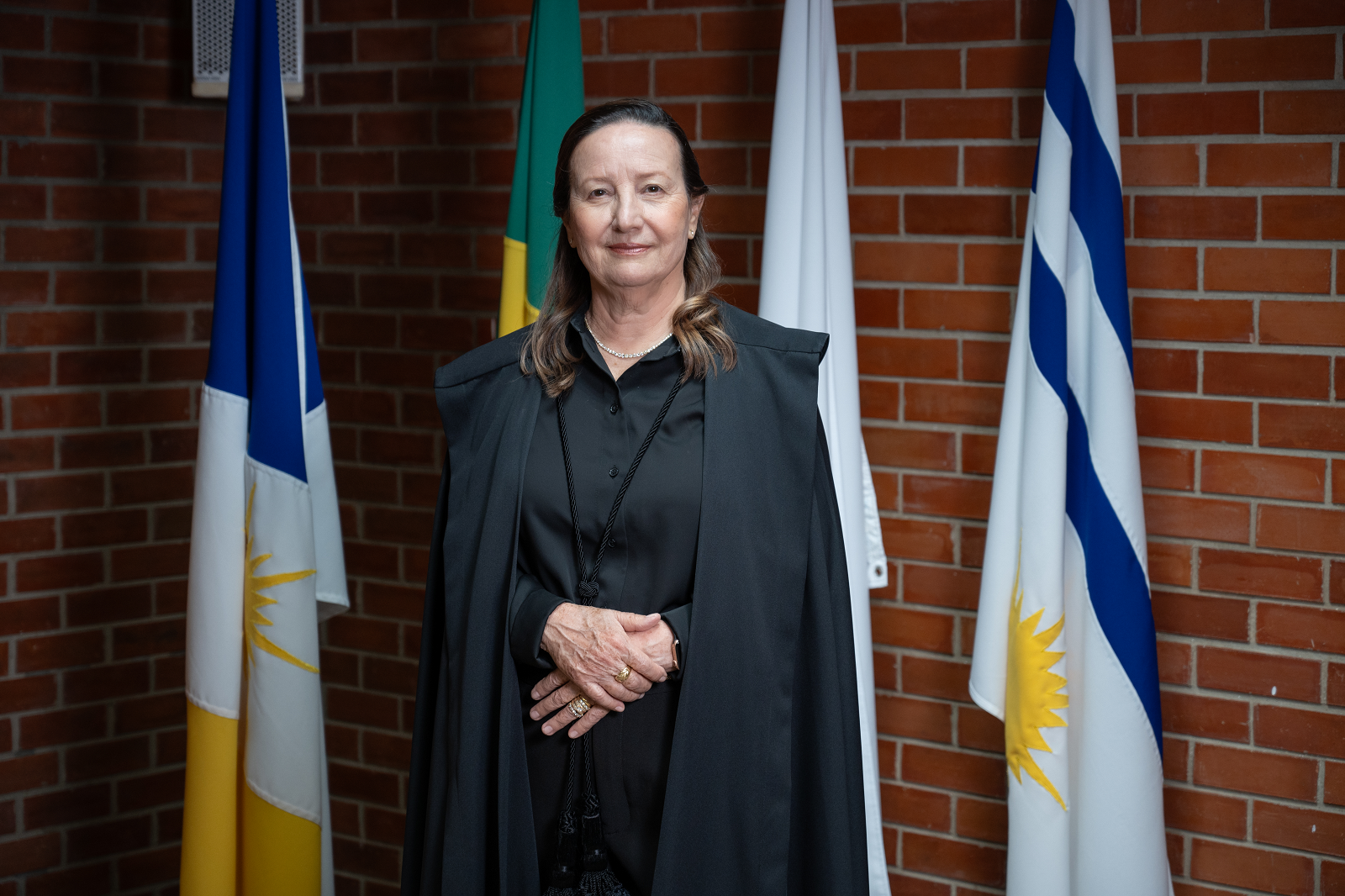 A nova presidente do TJTO, desembargadora Maysa Vendramini Rosal, diante das bandeiras do Estado, município e do Brasil, nas dependências do TJTO