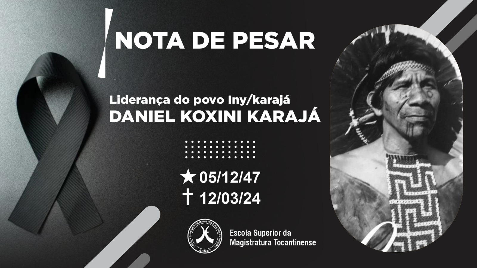 Arte  com fundo preto em sinal de luto, junto com um laço preto do lado esquerdo e do lado direito a imagem de uma liderança indígena 